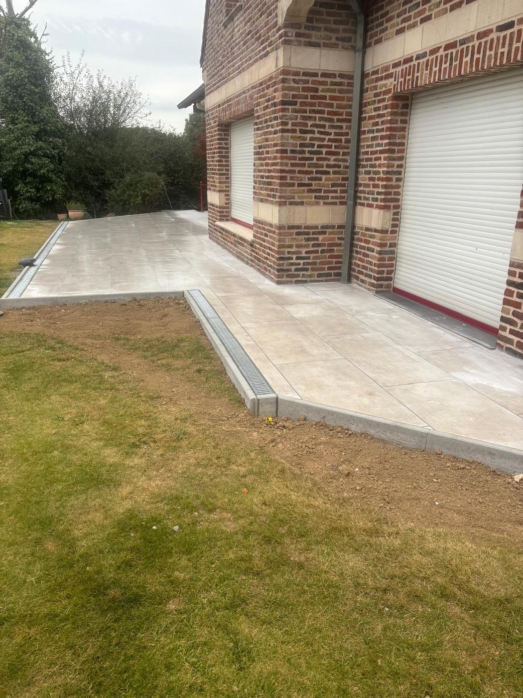 Large-format tiled terrace