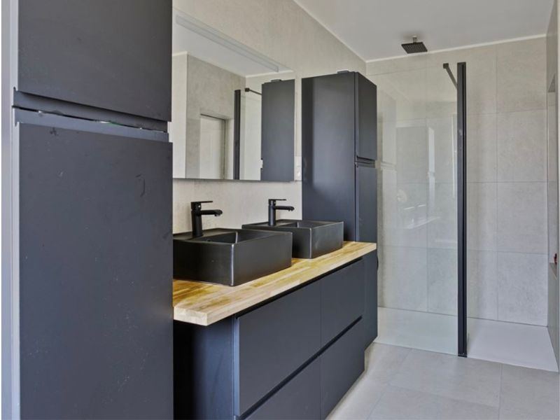 Salle de bain avec douche vitrée et double vasque