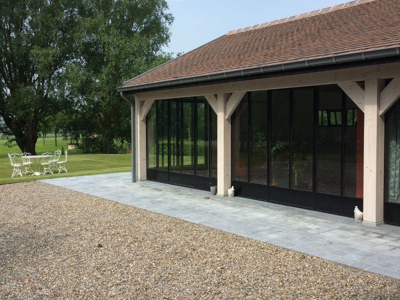 Annexe à ossature bois avec grands châssis vitrés